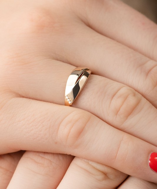 Gold ring with zircons