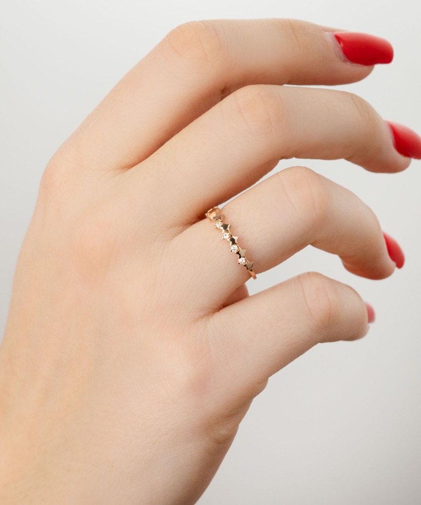 Gold ring with zirconium