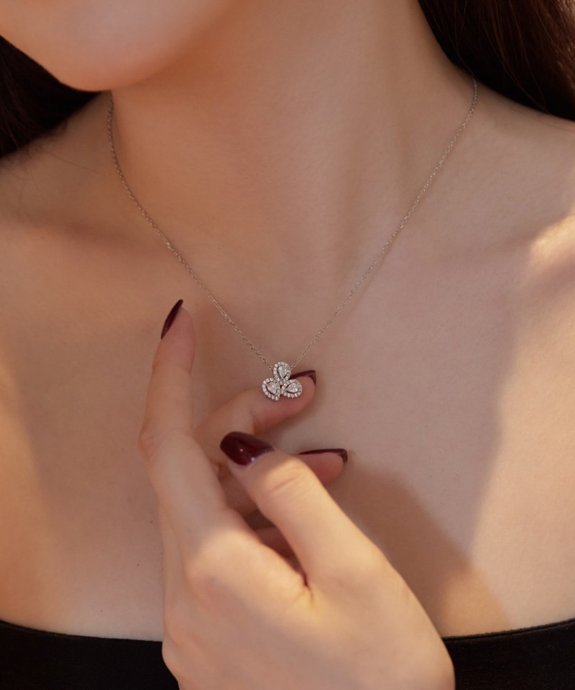 Hopeinen ketju zirkoniriipuksella