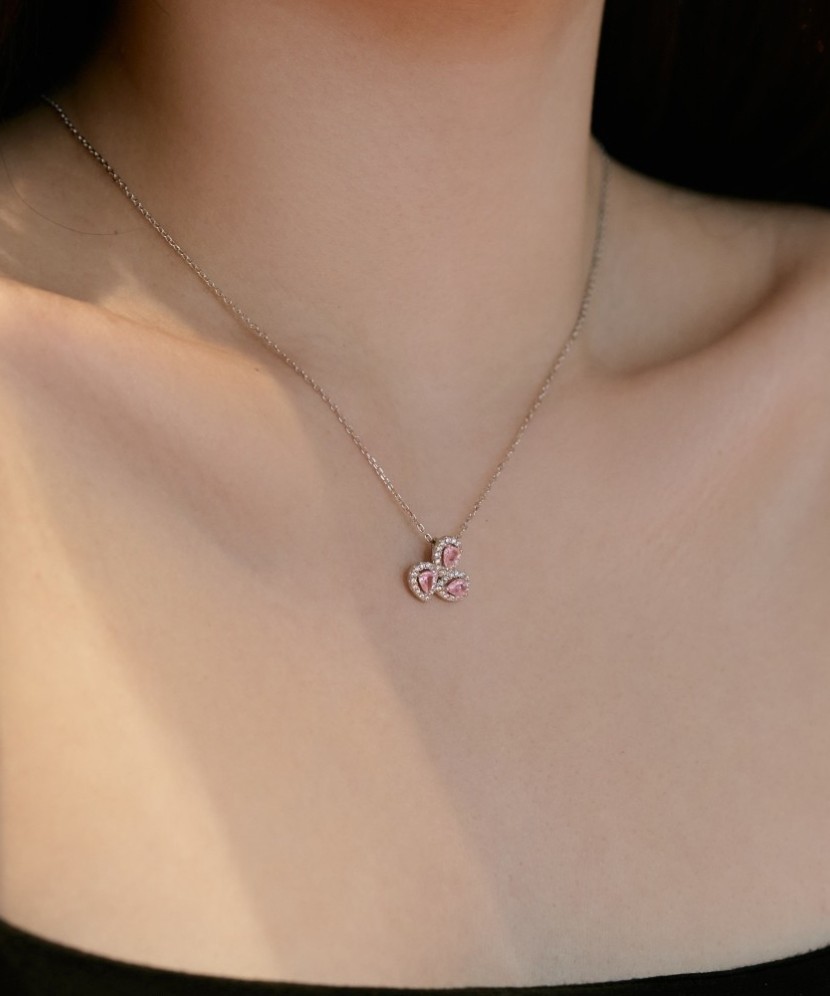 Hopeinen ketju zirkoniriipuksella