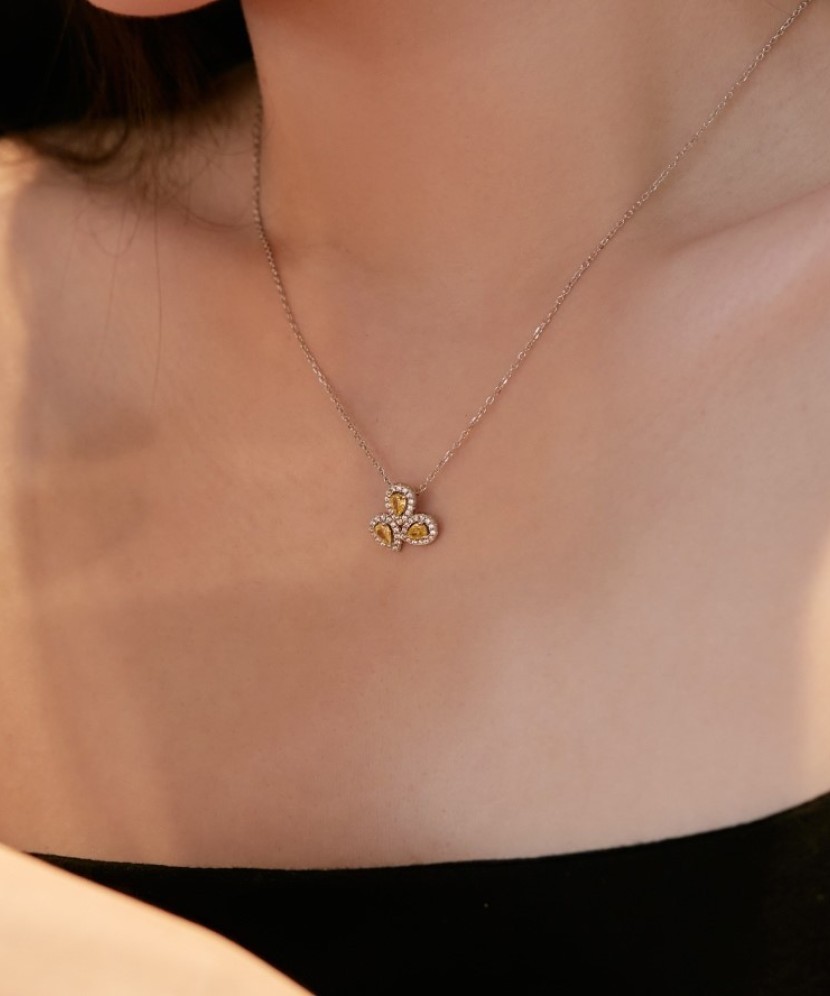 Hopeinen ketju zirkoniriipuksella