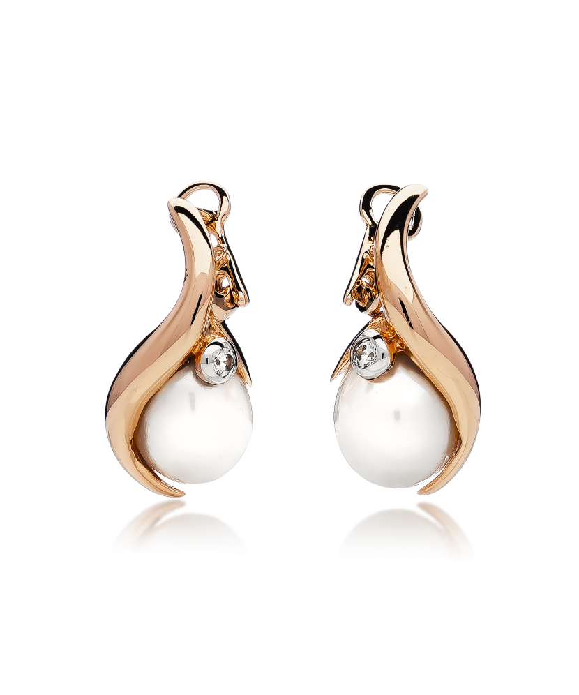Gold earrings with pearl