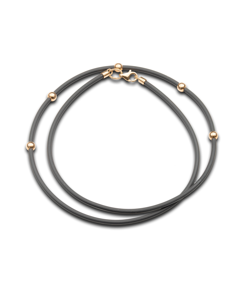 Kumiketju kullan kanssa