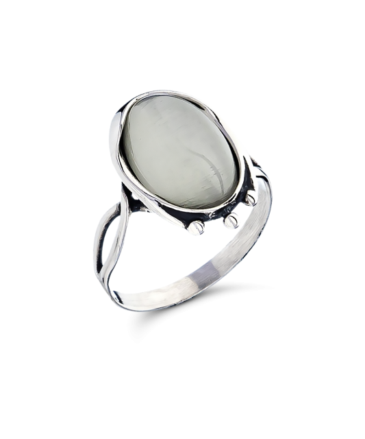 Sterling silver ring with cats eye stone