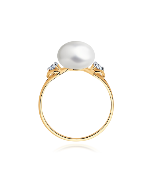 Gold ring with pearl and zircons