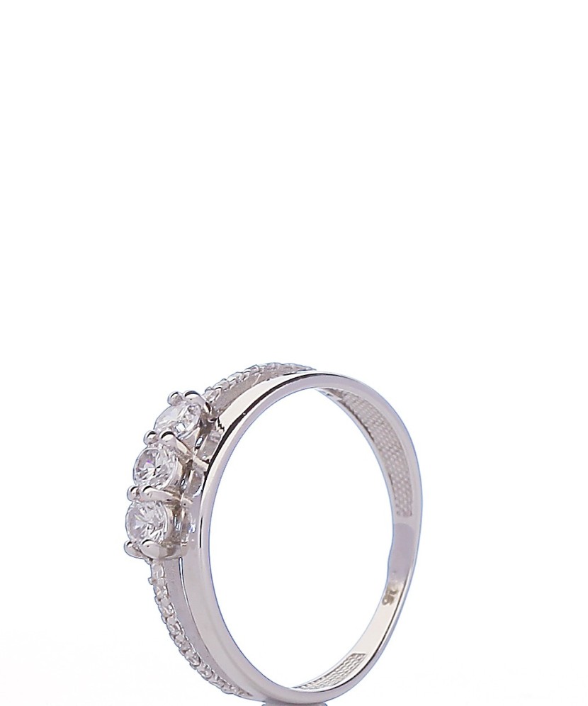 Sterling silver ring with zircons