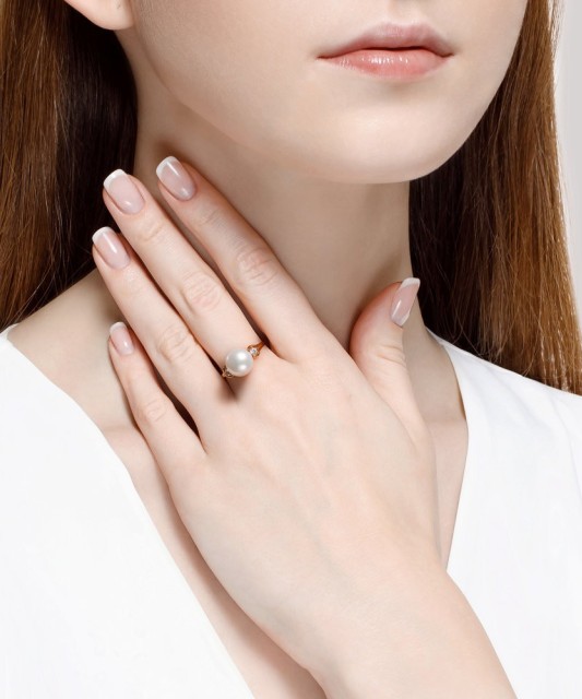 Gold ring with pearl and zircons