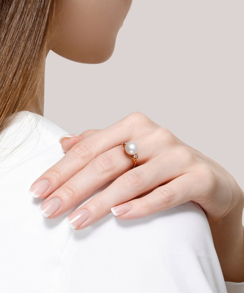 Gold ring with pearl and zircons