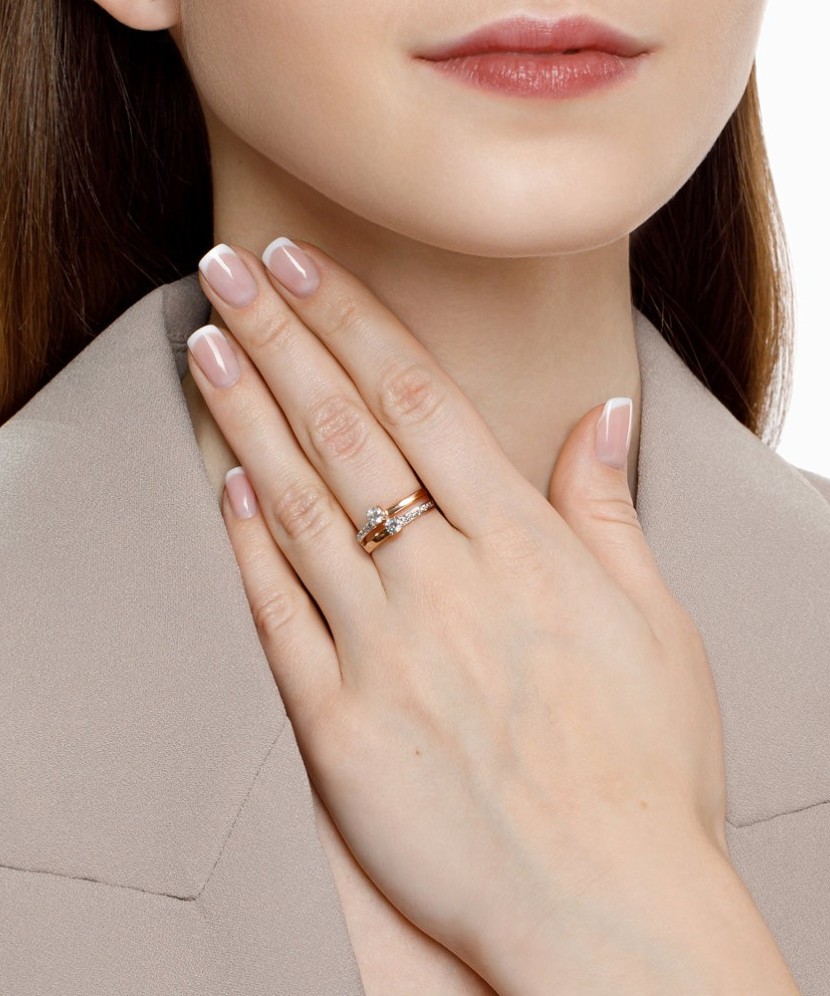 Gold ring with zircons