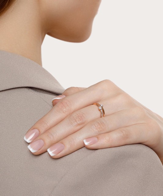 Gold ring with zircons