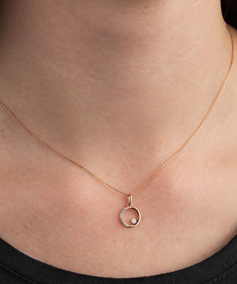 Kultainen riipus timanteilla