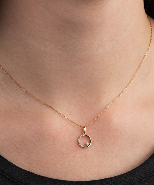 Gold pendant with diamonds