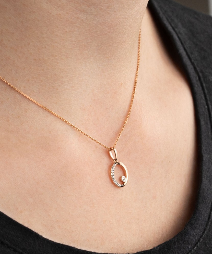 Gold pendant with diamonds