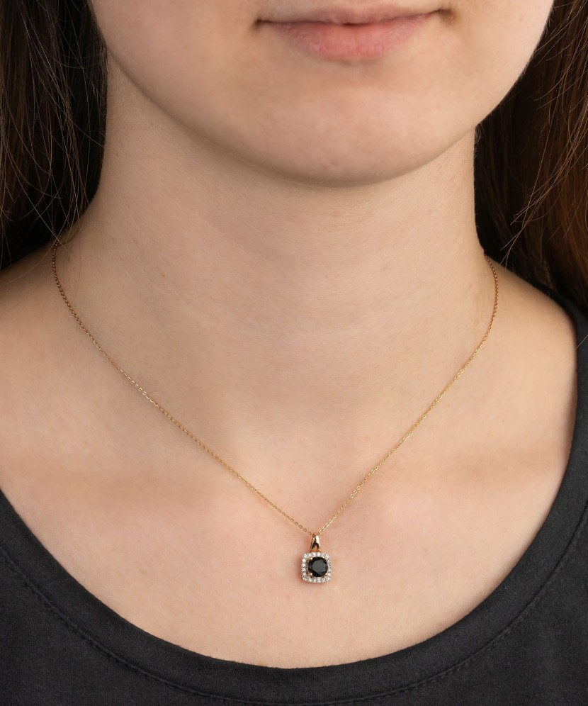 Kultainen riipus timantilla ja spinellillä