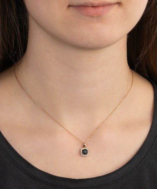 Kultainen riipus timantilla ja spinellillä