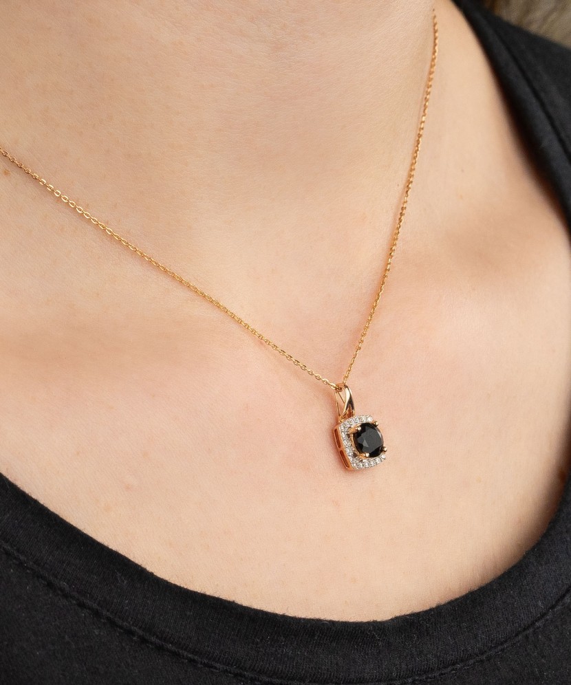 Kultainen riipus timantilla ja spinellillä