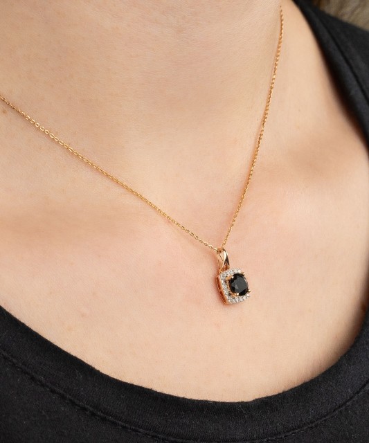 Kultainen riipus timantilla ja spinellillä