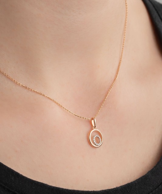 Gold pendant with diamonds