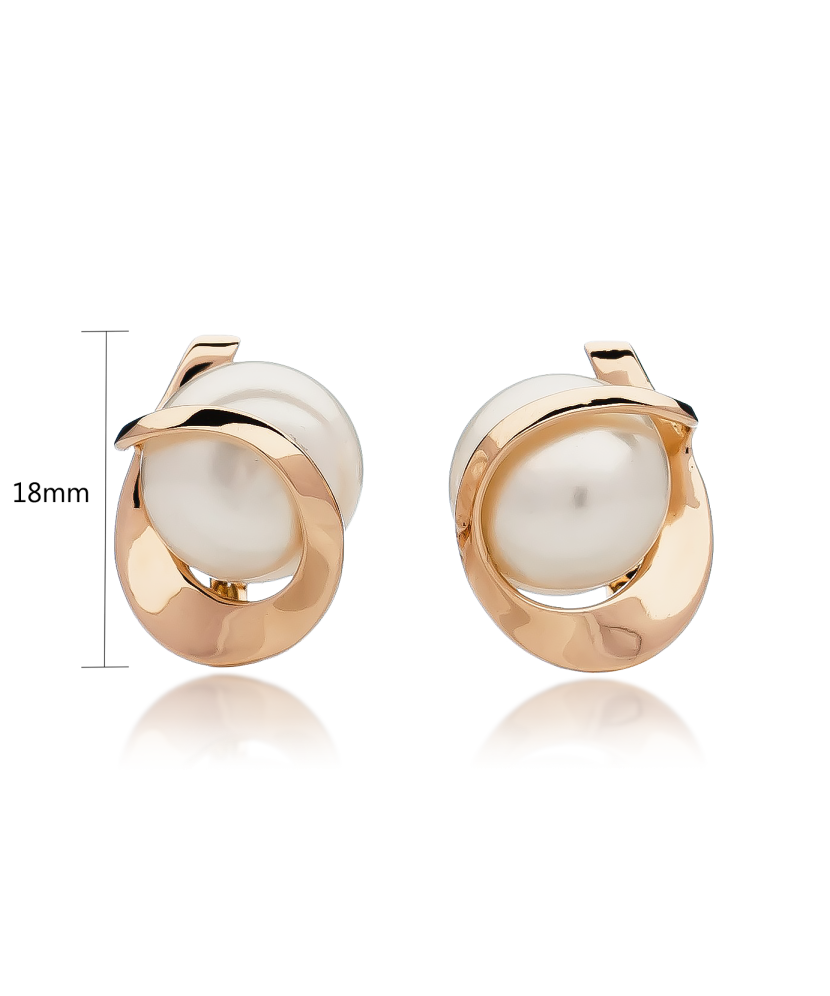 Gold earrings with pearl