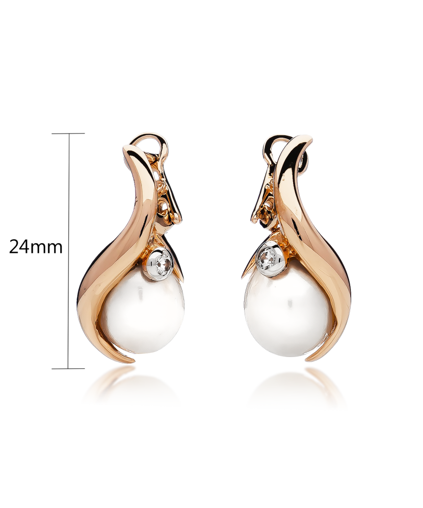 Gold earrings with pearl