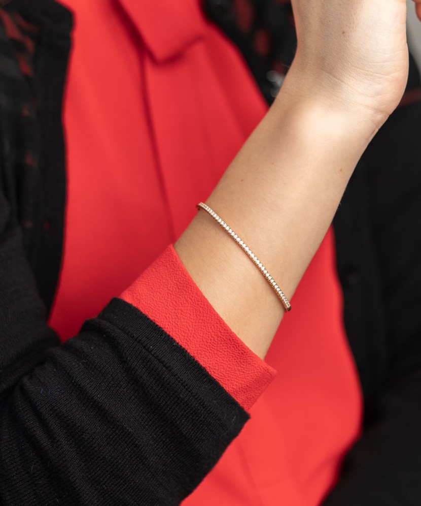 Gold bracelet with diamonds