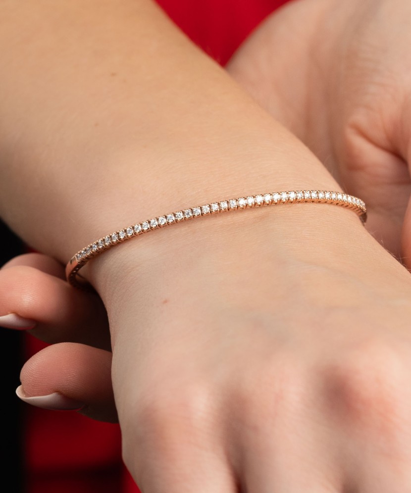 Gold bracelet with diamonds