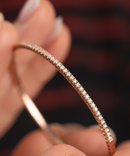 Gold bracelet with diamonds