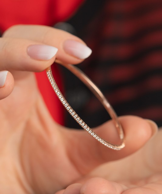 Gold bracelet with diamonds