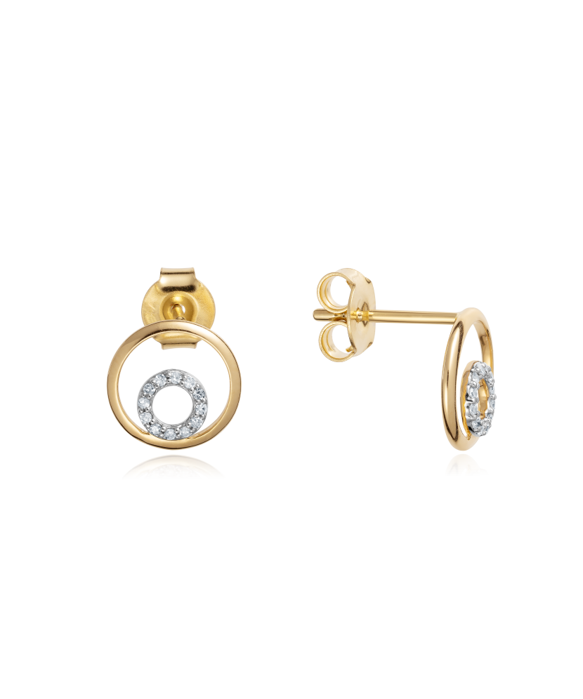 Keltaiset kultaiset korvakorut timanteilla