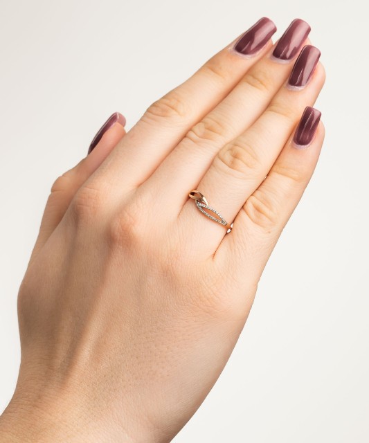 Gold ring with diamonds