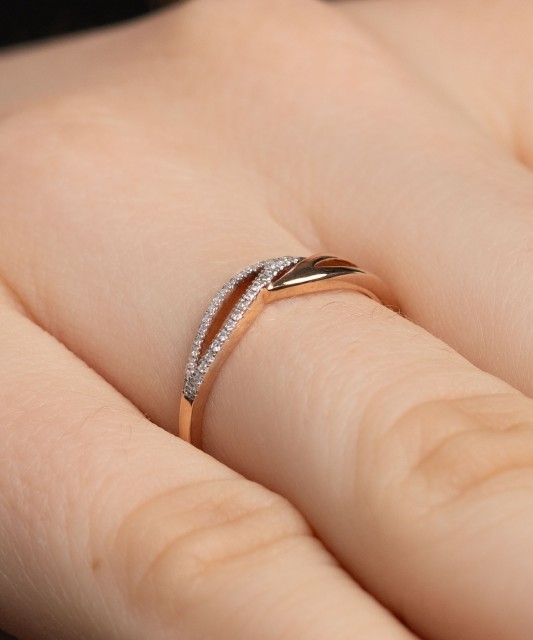 Gold ring with diamonds