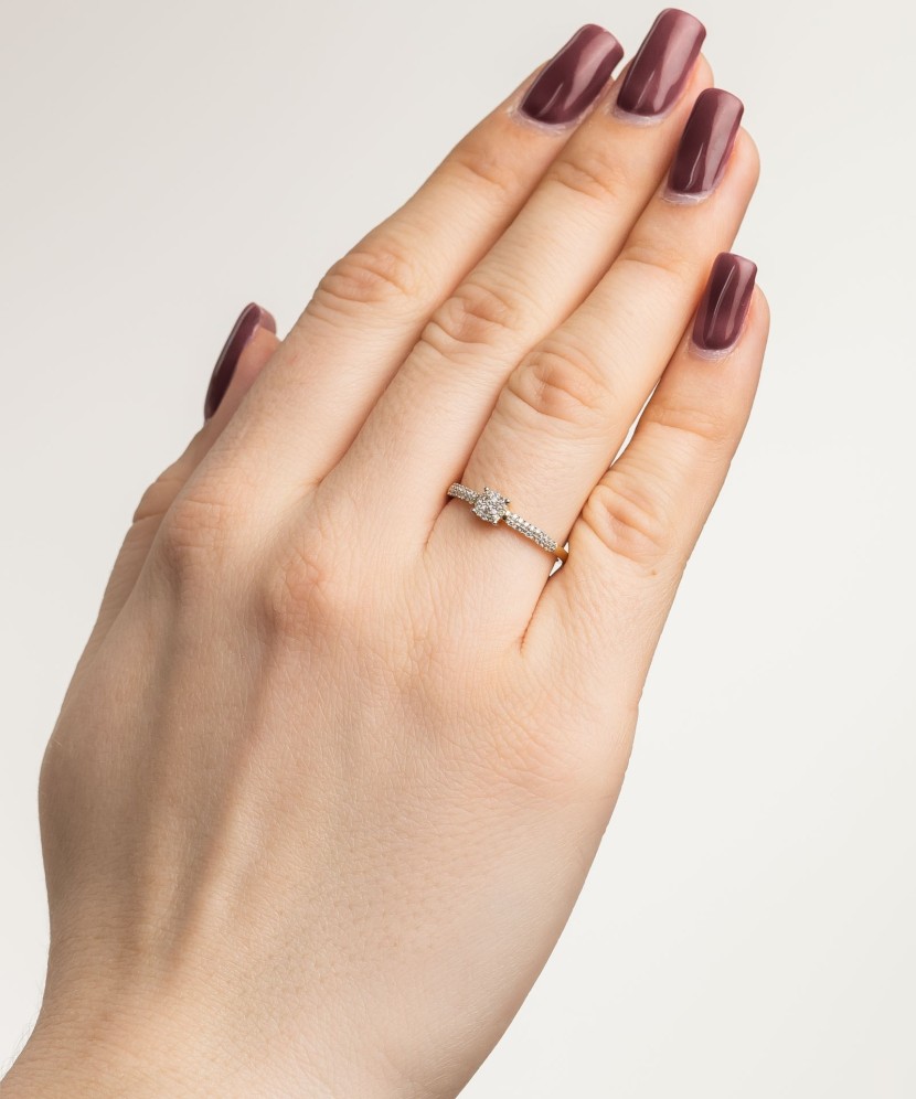 Keltainen kultasormus timanteilla