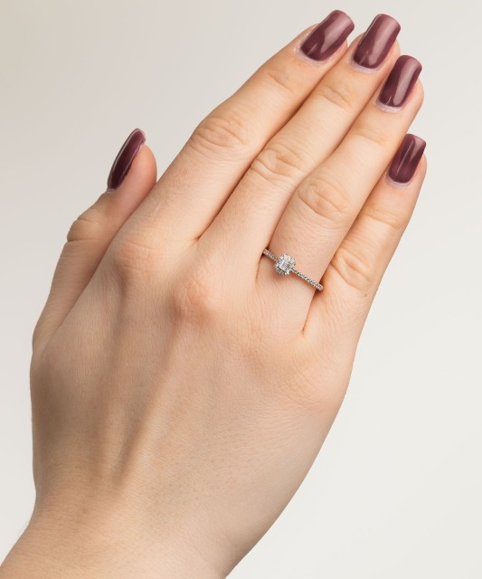 Gold ring with diamonds