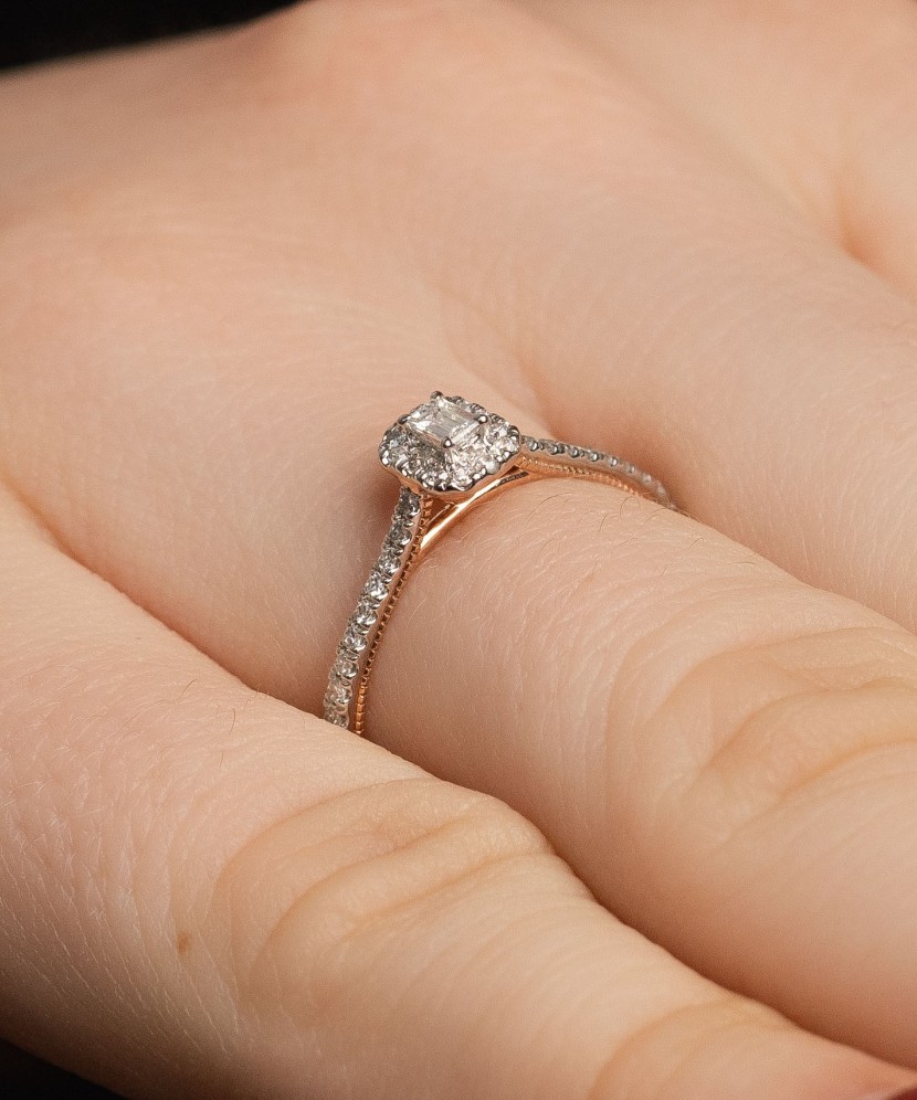 Kultasormus timanteilla