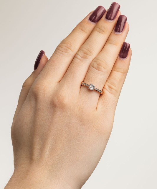 Kultasormus timanteilla