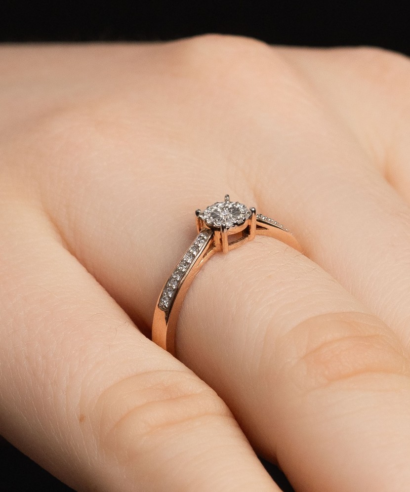 Kultasormus timanteilla