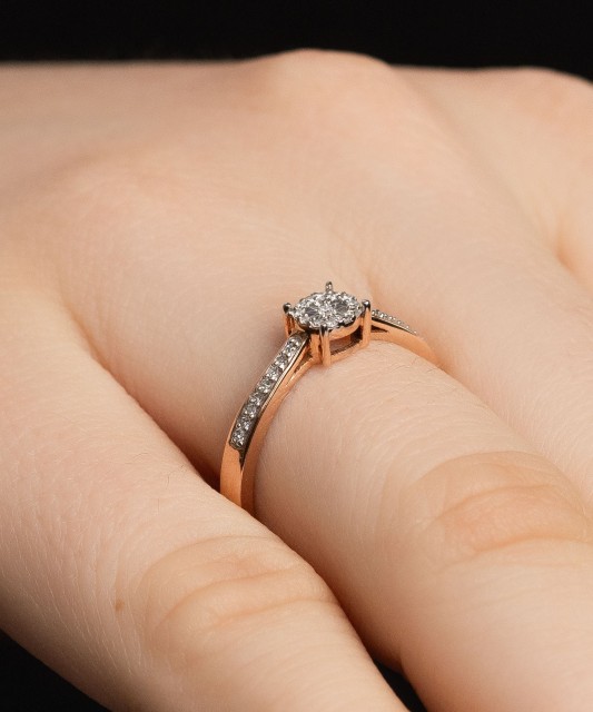 Gold ring with diamonds