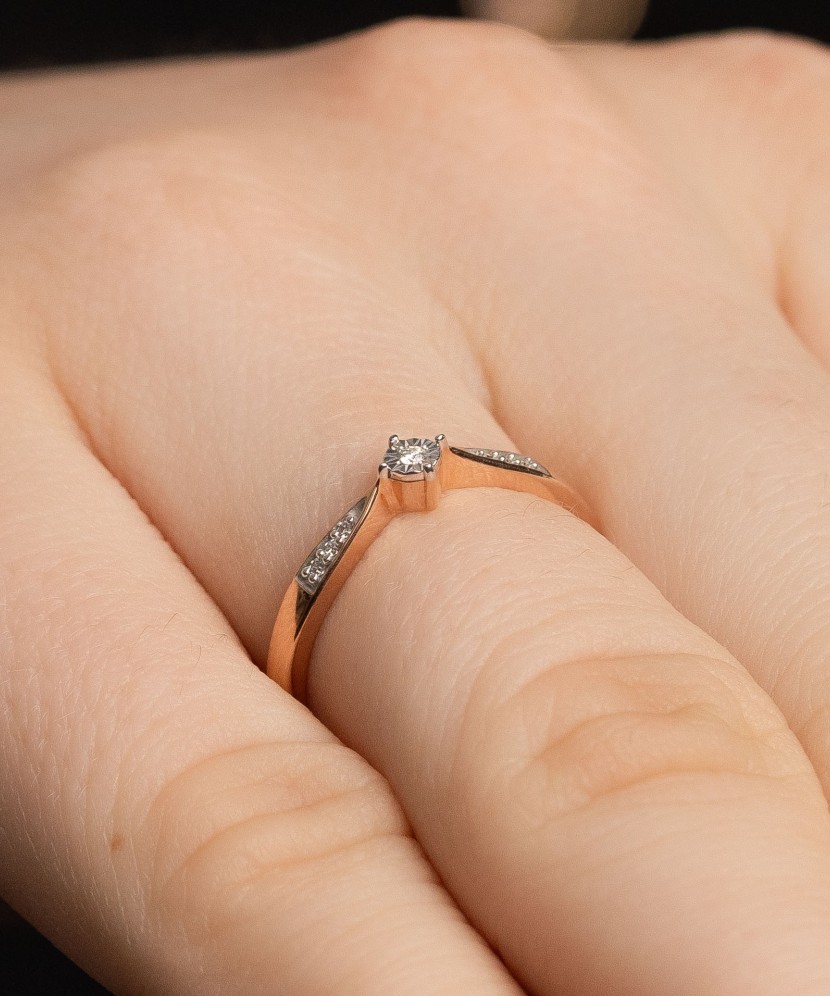 Kultasormus timanteilla