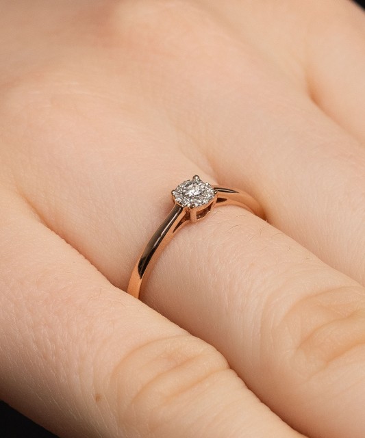 Gold ring with diamonds