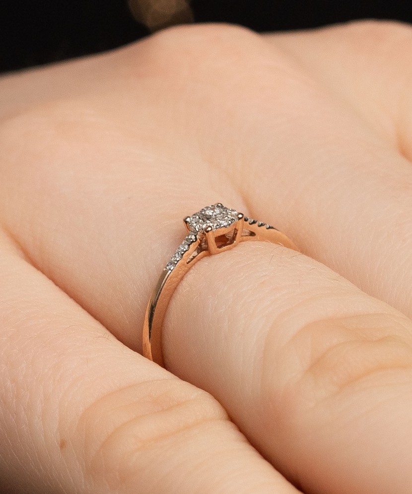 Kultasormus timanteilla