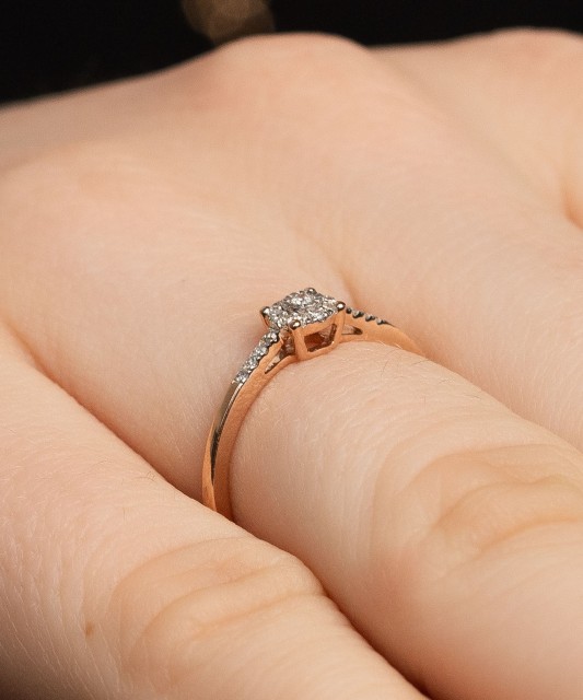 Gold ring with diamonds