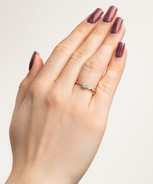 Gold ring with diamonds