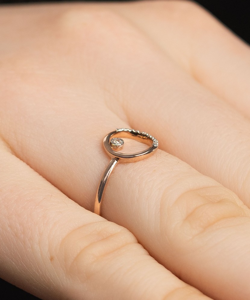 Kultasormus timanteilla