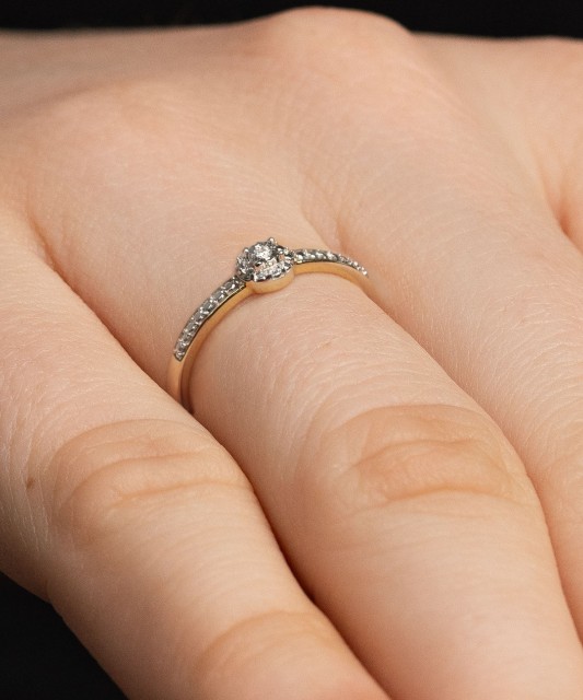 Yellow Gold ring with diamonds