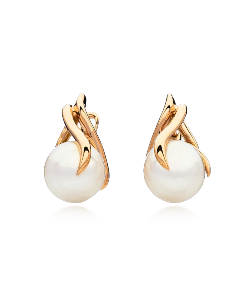Gold earrings with pearls