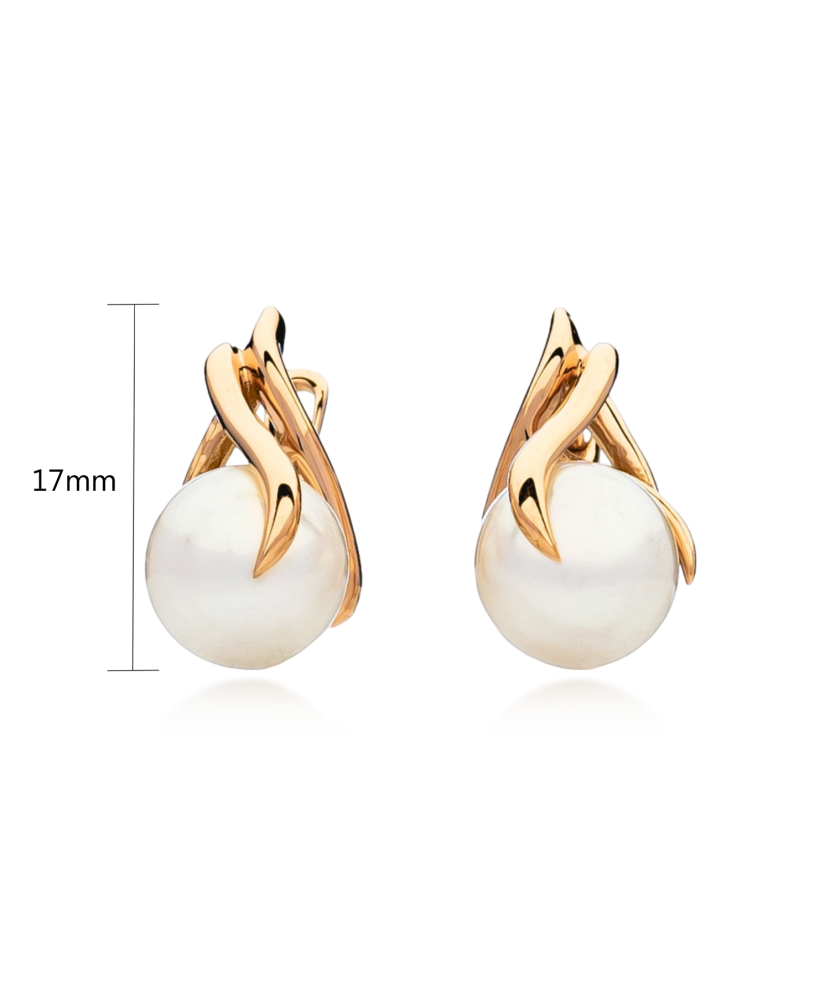 Gold earrings with pearls