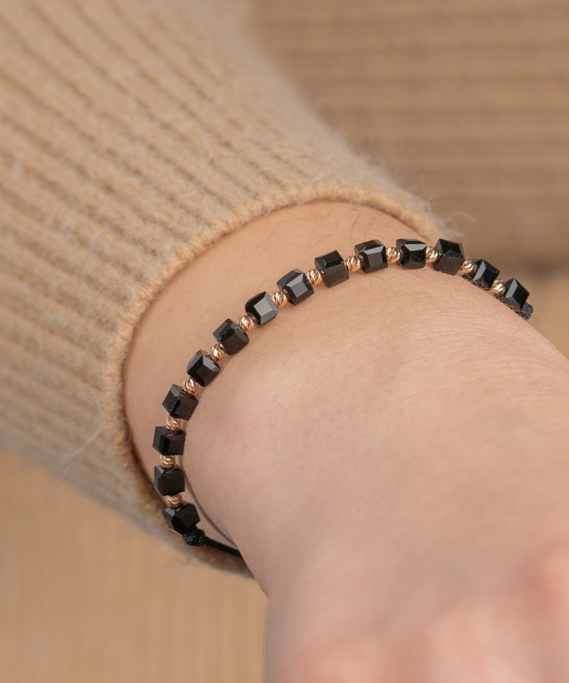 Juodo siūlo apyrankė su auksu ir oniksais  - Goldinga