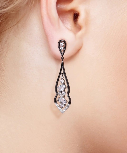 Hopeiset korvakorut zirkoneilla