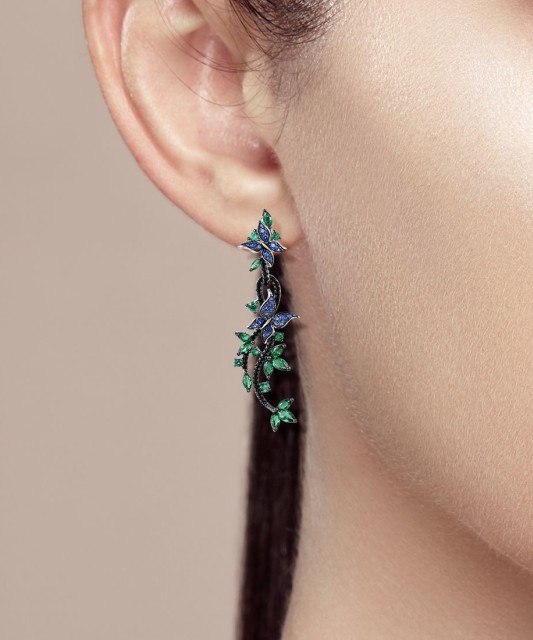 Hopeiset korvakorut zirkoneilla ja spinellillä