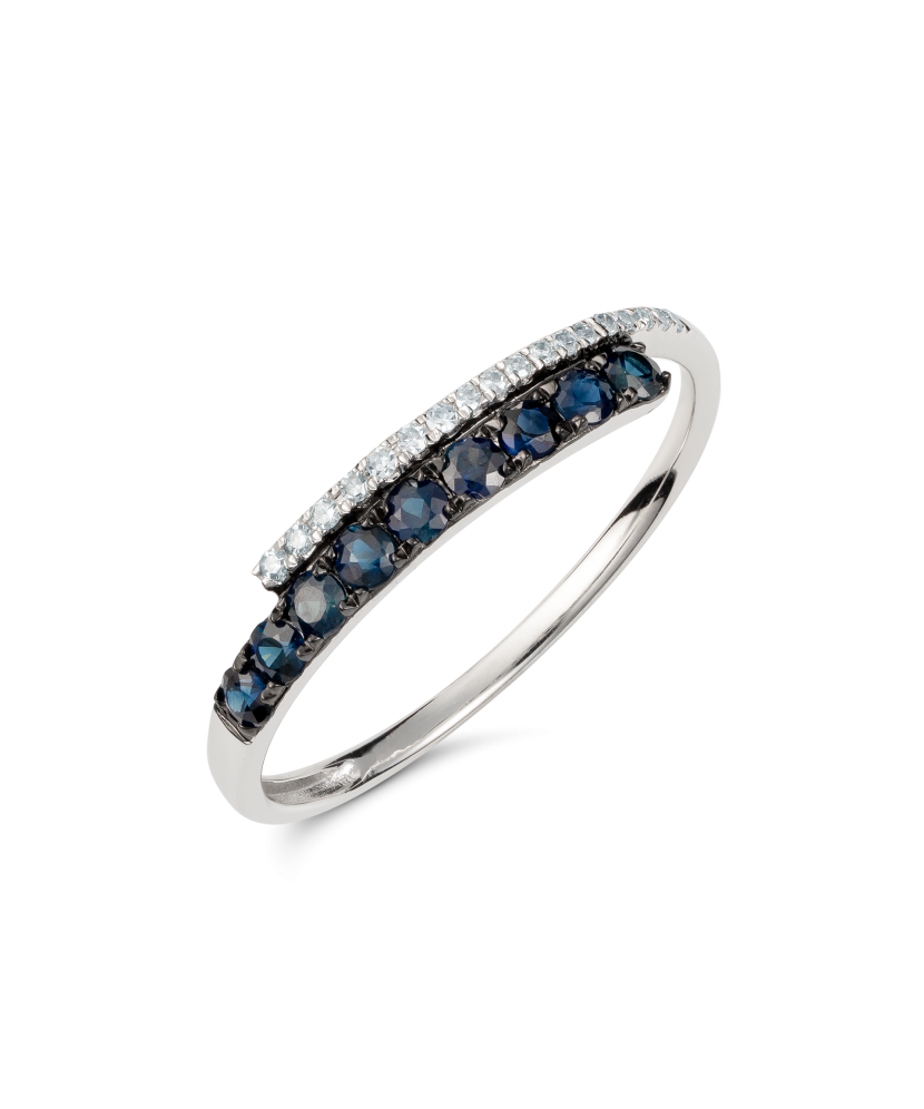 White gold ring with sapphire and diamonds